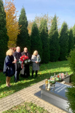 Złożenie kwiatów i zniczy przez I Wicewojewodę Śląskiego /fot. ŚUW/