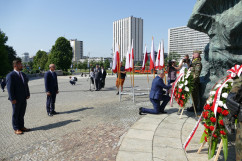 Obchody Narodowego Dnia Powstań Śląskich - wojewoda śląski Jarosław Wieczorek składa kwiaty pod Pomnikiem Powstańców Śląskich /fot. ŚUW/