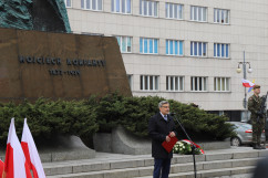 Wojewoda odczytuje list pod pomnikiem