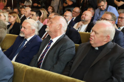 Uroczystość podpisania ustawy o ustanowieniu Narodowego Dnia Powstań Śląskich - uczestnicy wydarzenia /fot. A. Księżnik/