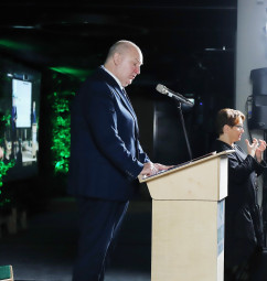 Widok z profilu na Wicewojewodę Śląskiego, który przemawia podczas konferencji. /fot. A. Herz/