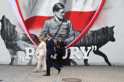 Odsłonięcie muralu kapitana Kurpińskiego w Myszkowie - premier Mateusz Morawiecki i poseł do PE Jadwiga Wiśniewska przy muralu /fot. A. Księżnik/