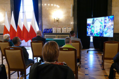 Wręczenie nagród laureatom konkursu dla organizacji pozarządowych pod hasłem „Rodzina jest najważniejsza” - uczestnicy wydarzenia, jeden z nagrodzonych filmików /fot. B. Szwedowski/