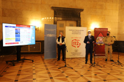 Prezentacja wojewody ślaskiego J. Wieczorka dot. aktualnej sytuacji epidemicznej - wojewoda przemawia, obok śląski wojewódzki komendant PSP J. Kleszczewski i dyrektor Wydziału Powiadamiania Ratunkowego ŚUW T. Michalczyk /fot. A. Księżnik/