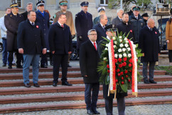 Uroczysty apel z okazji Narodowego Święta Niepodległości - złożenie wieńca od Prezesa Rady Ministrów przez Wojewodę Śląskiego /fot. A. Księżnik/