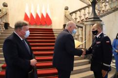 Wicewojewodowie śląscy wręczają dyplom komendantowi wojewódzkiemu Policji/fot. I. Matuszewska