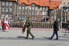 Składanie kwiatów przez wojewodę
