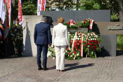 Europoseł Jadwiga Wiśniewska i wojewoda Jarosław Wieczorek składają wieniec z okazji obchodów 41. rocznicy zawarcia Porozumienia Katowickiego/ fot. A. Kucharzewska