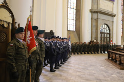Obchody 231. rocznicy uchwalenia Konstytucji 3 maja - poczty sztandarowe uczestniczące we mszy św. w Archikatedrze Chrystusa Króla w Katowicach /fot. ŚUW/