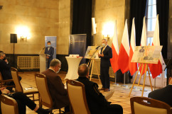 Mariusz Siembiga, zastępca dyrektora NBP w Katowicach prezentuje banknot. / fot. A. Herz/