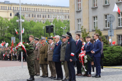 Delegacja składa wieniec pod pomnikiem Wojciecha Korfantego/foto: ŚUW