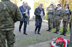 Wojewoda śląski składa kwiaty i znicz przy Pomniku Nagrobnym Żołnierzy Organizacji Niepodległościowych pomordowanych w latach 1945-1956./ fot. A.Herz/
