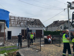 Wicewojewoda śląski Jan Chrząszcz ocenił skutki trąby powietrznej, która przeszła przez Kaniów /fot. ŚUW/