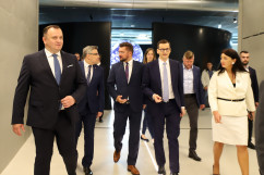 Otwarcie Planetarium w Chorzowie - premier Mateusz Morawiecki, wojewoda Jarosław Wieczorek, marszałek województwa Jakub Chełstowski, wicemarszałek Izabela Domogała i inni uczestnicy podczas zwiedzania obiektu /fot. A. Księżnik/