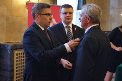 Fotogaleria z uroczystości wręczenia odznaczeń państwowych w Sali Marmurowej Śląskiego Urzędu Wojewódzkiego w Katowicach / fot. Anna Herz/