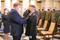 Uroczystość wręczenia odznaczeń państwowych - wręczenie odznaczenia przez Wicewojewodę Śląskiego /fot. B. Półrolnik/