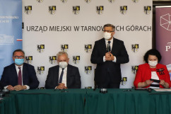 Uroczystość podpisania umów na realizację inwestycji w ramach rządowych programów w Tarnowskich Górach /fot. A. Księżnik/