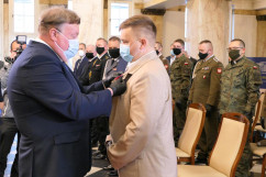 Uroczystość wręczenia odznaczeń państwowych - wręczenie odznaczenia przez Wicewojewodę Śląskiego /fot. B. Półrolnik/