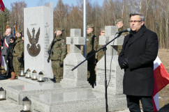 Wojewoda śląski Jarosław Wieczorek przemawia podczas uroczystości przed pomnikiem Gloria Victis/fot. I. Matuszewska