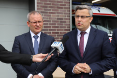 Podpisanie umów na wymianę akceleratora i zakup karetek dla województwa śląskiego /fot. I. Matuszewska/