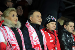 Fotogaleria składająca się z kilkudziesięciu zdjęć z Pucharu Świata w skokach narciarskich w Wiśle z udziałem Pary Prezydenckiej / foto: A. Karendał