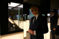 Otwarcie Panteonu Górnośląskiego - sekretarz stanu w KPRP Wojciech Kolarski zwiedza panteon /fot. A. Księżnik/
