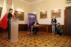 Galeria ze zdjęciami z briefingu ws. realizacji ustawy dekomunizacyjnej, podczas którego wojewoda Jarosław Wieczorek podpisał zarządzenia zmieniające nazwy ulic / fot. A. Karendał/