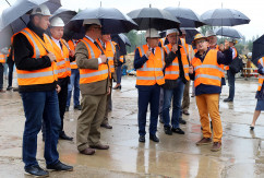 Galeria zdjęć z wizyty wojewody Jarosława Wieczorka w Rudzińcu na terenie budowy gazociągu Tworóg – Kędzierzyn-Koźle  /fot. A. Karendał/