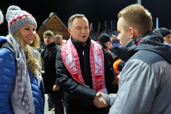 Fotogaleria składająca się z kilkudziesięciu zdjęć z Pucharu Świata w skokach narciarskich w Wiśle z udziałem Pary Prezydenckiej / foto: A. Karendał