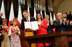 Uroczystość podpisania ustawy o ustanowieniu Narodowego Dnia Powstań Śląskich - Prezydent RP z podpisaną ustawą /fot. A. Księżnik/