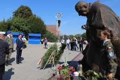Doradca Prezydenta RP Łukasz Rzepecki składa wieniec pod pomnikiem na Jasnej Górze/fot. A. Księżnik