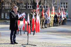 Uroczysty apel z okazji Narodowego Święta Niepodległości - przemówienie Wojewody Śląskiego  /fot. A. Księżnik/