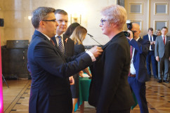 Fotogaleria z uroczystości wręczenia odznaczeń państwowych w Sali Marmurowej Śląskiego Urzędu Wojewódzkiego w Katowicach / fot. Anna Herz/