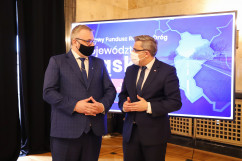 Dziesiątki inwestycji, kilometry dróg /fot. K. Szczepanek/ - zdjęcie wykonane w trakcie rozmowy Wojewody Śląskiego z posłem na Sejm RP Grzegorzem Gażą.