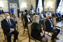 Wicewojewoda śląski Jan Chrząszcz siedzi na widowni wśród samorządowców./fot. B. Szwedowski/