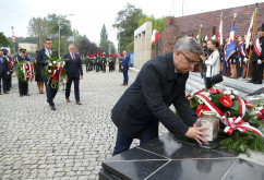 Wojewoda Jarosław Wieczorek składa wieniec pod pomnikiem poległych górników KWK „Wujek” w Katowicach/fot. A. Kucharzewska