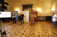 Briefing prasowy dotyczący przejmęcia numeru alarmowego 998 przez numer alarmowy 112 - wojewoda śląski J. Wieczorek, śląski komendant wojewódzki PSP J. Kleszczewski, dyrektor Wydziału Powiadamiania Ratunkowego ŚUW T. Michalczyk, zastępca dyrektora Biura Wojewody A. Kucharzewska /fot. A. Księżnik/