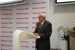 Profesor Franciszek Piontek przemawia podczas konferencji zorganizowanej w związku ze swoim jubileuszem/fot. I. Matuszewska