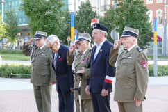 Składanie kwiatów pod Pomnikiem Harcerzy Września