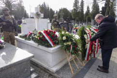Uroczyste obchody 12. rocznicy katastrofy smoleńskiej - II wicewojewoda Robert Magdziarz składa wieniec przed grobem śp. Janusza Kochanowskiego /fot. ŚUW/