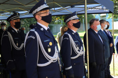 Uczestnicy stoją podczas uroczystych obchodów/fot. I. Matuszewska