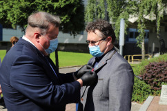 Wicewojewoda śląski Robert Magdziarz przypina medal/fot. I. Matuszewska