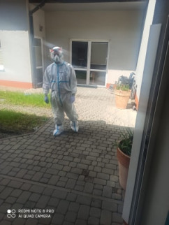 Strażak pomagający w walce z koronawirusem