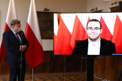 „Strategii RP na rzecz Młodego Pokolenia” - uczestnicy konferencji - pełnomocnik rządu ds. polityki młodzieżowej P. Mazurek na ekranie, wicewojewoda śląski R. Magdziarz /fot. A. Księżnik/