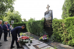 Uroczystości z okazji 130. rocznicy urodzin Alfonsa Zgrzebnioka połączone z obchodami 102. rocznicy wybuchu I Powstania Śląskiego. Premier składa wieniec na cmentarzu komunalnym w Rybniku/foto: I. Matuszewska
