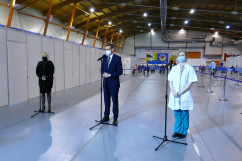 Wizyta premiera Mateusza Morawieckiego w punkcie szczepień w Gliwicach /fot. A. Księżnik/