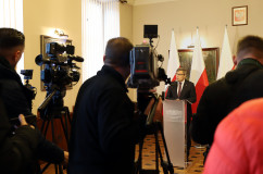 Galeria ze zdjęciami z briefingu ws. realizacji ustawy dekomunizacyjnej, podczas którego wojewoda Jarosław Wieczorek podpisał zarządzenia zmieniające nazwy ulic / fot. A. Karendał/