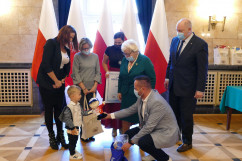 Wręczenie nagród laureatom konkursu dla organizacji pozarządowych pod hasłem „Rodzina jest najważniejsza” - wręczenie nagród lauretom /fot. B. Szwedowski/