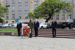Złożenie wieńca pod pomnikiem Józefa Piłsudskiego /fot. A. Księżnik/