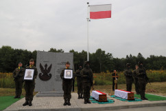 Uroczystości pogrzebowe śp. żołnierzy Franciszka Skrobola oraz Józefa Wawrzyńczyka - kwatera Żołnierzy Niezłomnych, trumny w asyscie wojska /fot. A. Księżnik/